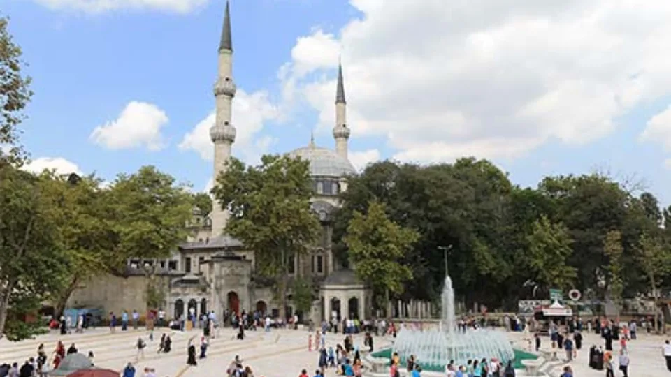 Eyüpsultan, İstanbul’un Avrupa Yakası’nda, Haliç’in kuzeyinde konumlanmış bir ilçedir. İlçenin