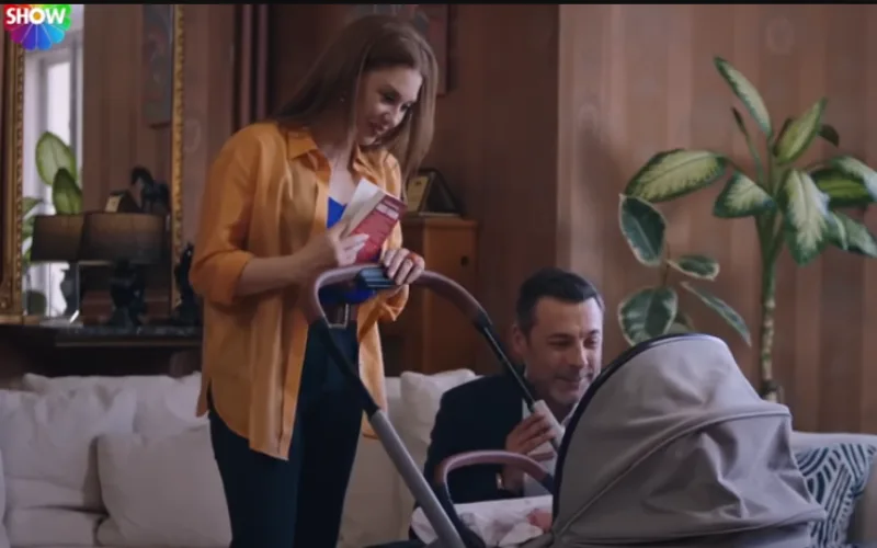 Show TV yapımı Kızılcık Şerbeti adlı Türk dram dizisi başrol oyuncuları Barış Kılıç (Ömer Ünal karakteri) karakteri) ve Evrim Alasya (Kıvılcım Arslan karakteri)
