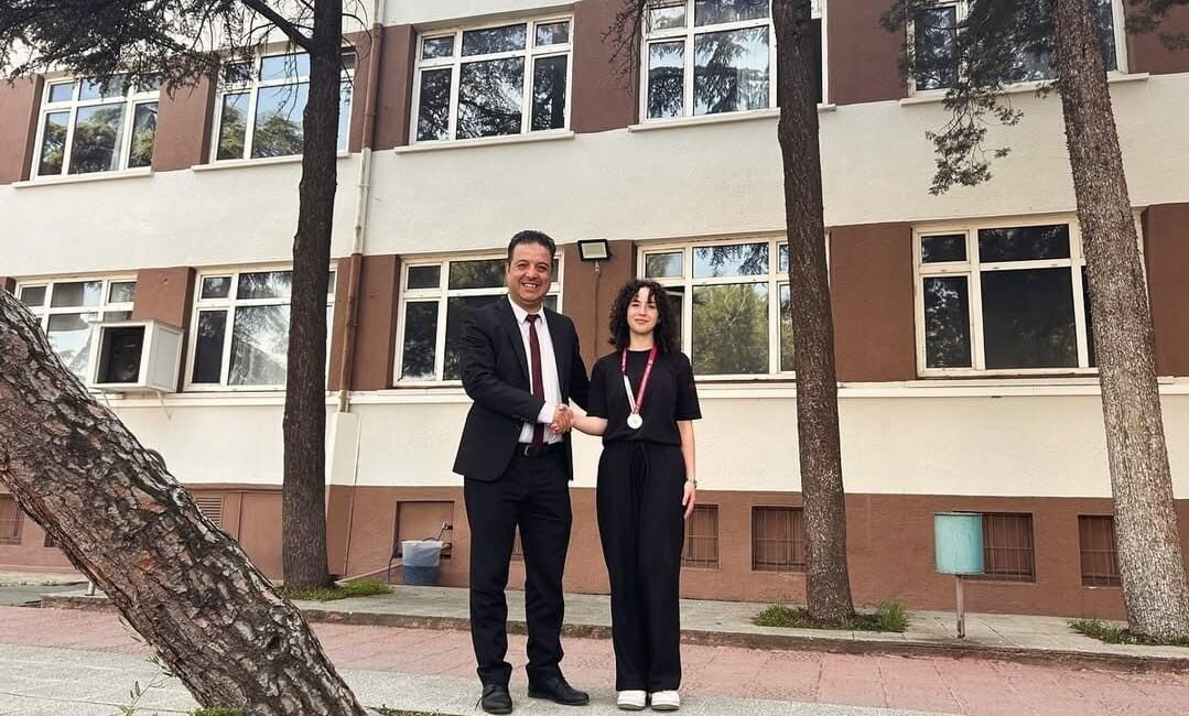 Balıkesir Lisesi öğrencisi Betül Sarfın, Taekwondo'da Balıkesir ikincisi oldu. Başarılarıyla