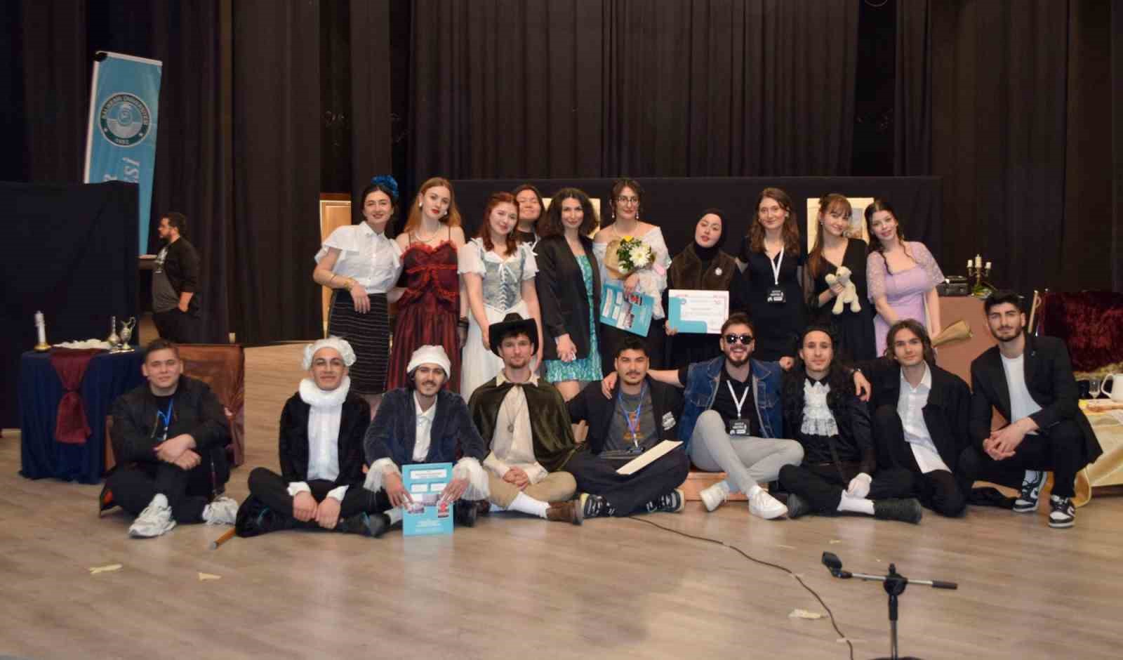 Balıkesir Üniversitesi'nde Tiyatro Rüzgarı Esti: Hastalık Hastası Sahnelendi