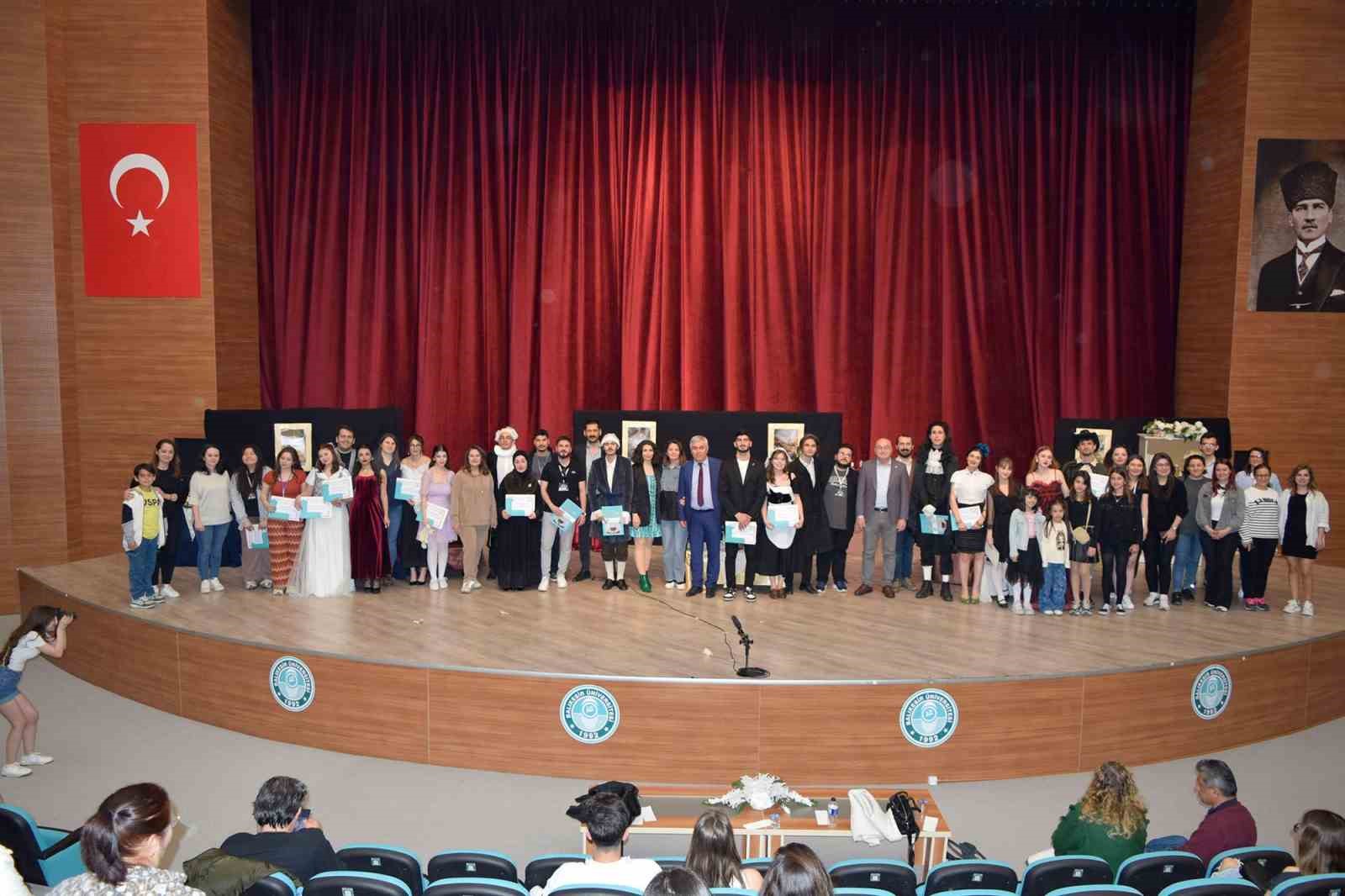 Balıkesir Üniversitesi'nde Tiyatro Rüzgarı Esti: Hastalık Hastası Sahnelendi
