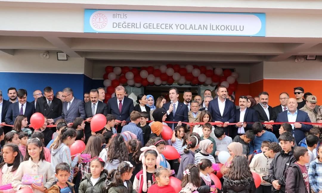 Bitlis Yolalan Belde’sinde yeni eğitim ve güvenlik yatırımları hizmete açıldı.