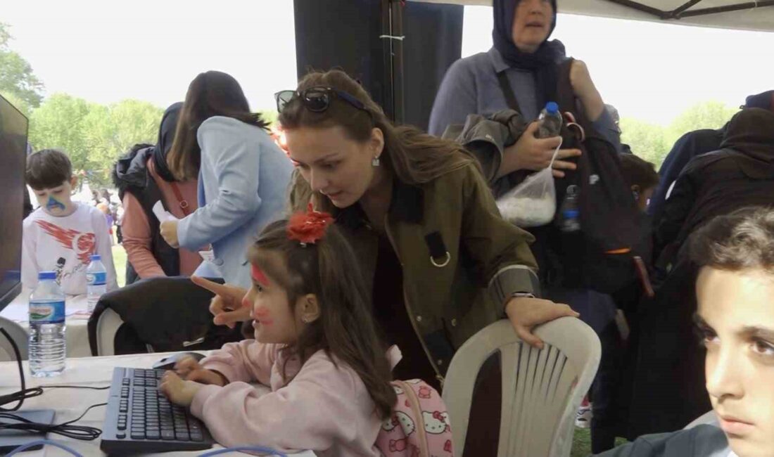 Bursa Büyükşehir Belediyesi Akıllı Şehir Akademisi'nde çocuklara teknolojiyi sevdiren eğlenceli