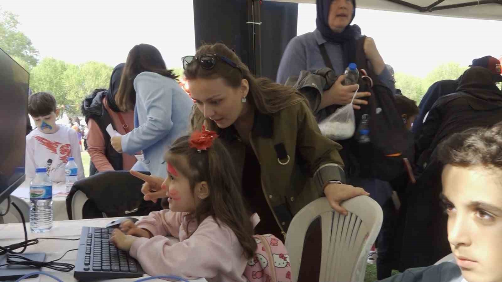 Bursa Büyükşehir Belediyesi Akıllı Şehir Akademisi'nde çocuklara teknolojiyi sevdiren eğlenceli