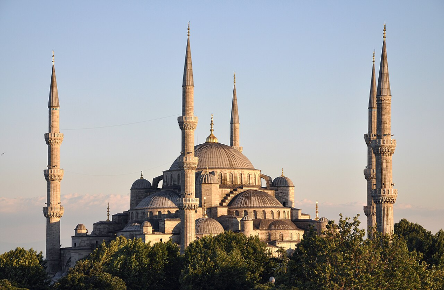 Sultanahmet Camii tarih boyunca dini kulturel ve turistik bir merkez olarak onemini korumustur