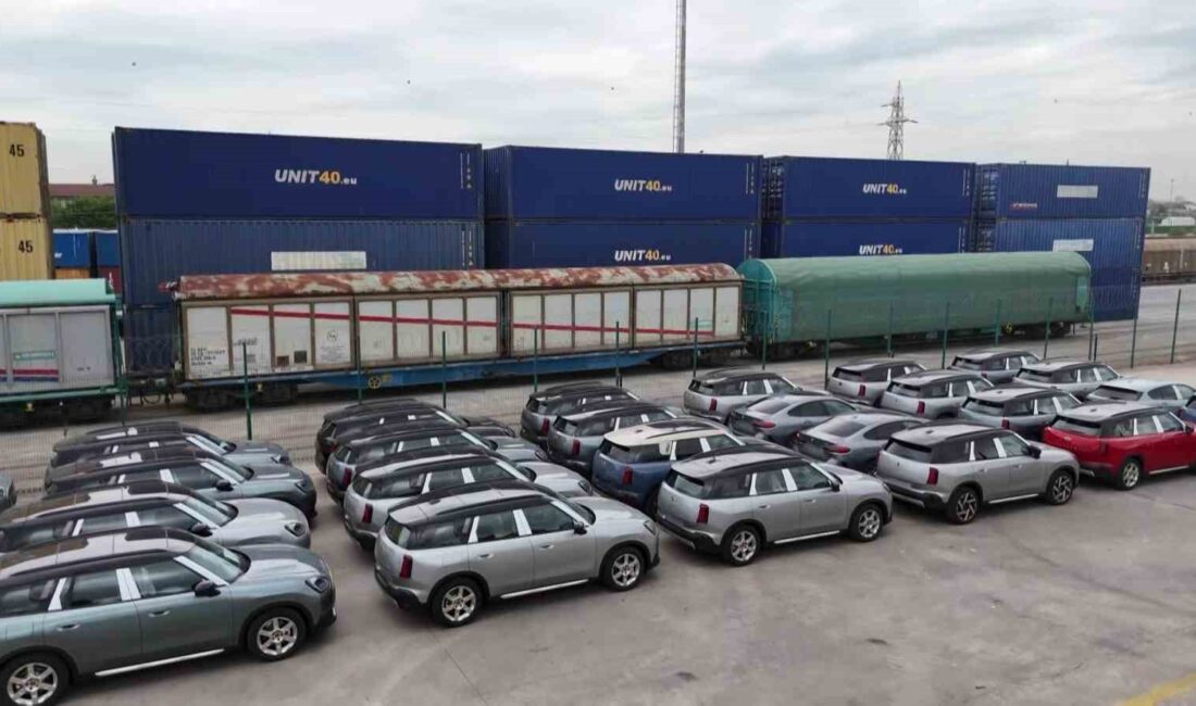 Türkiye’ye getirilen otomobiller, boğazı trenle geçerek Köseköy Lojistik Merkezi’ne ulaştırıldı.