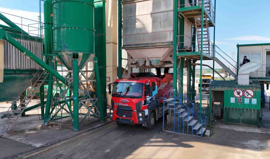Kocaeli Büyükşehir Belediyesi, kente kazandırdığı Solaklar Asfalt Şantiyesinde saatte 240