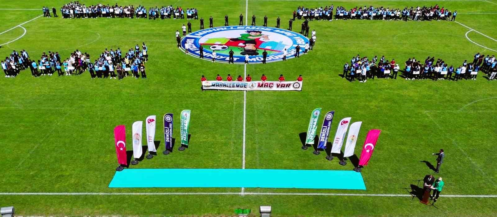 Denizli'de Gençler Sokaklardan Yeşil Sahalara Yönlendiriliyor. Denizli’de mahalle gençlerinin kaliteli