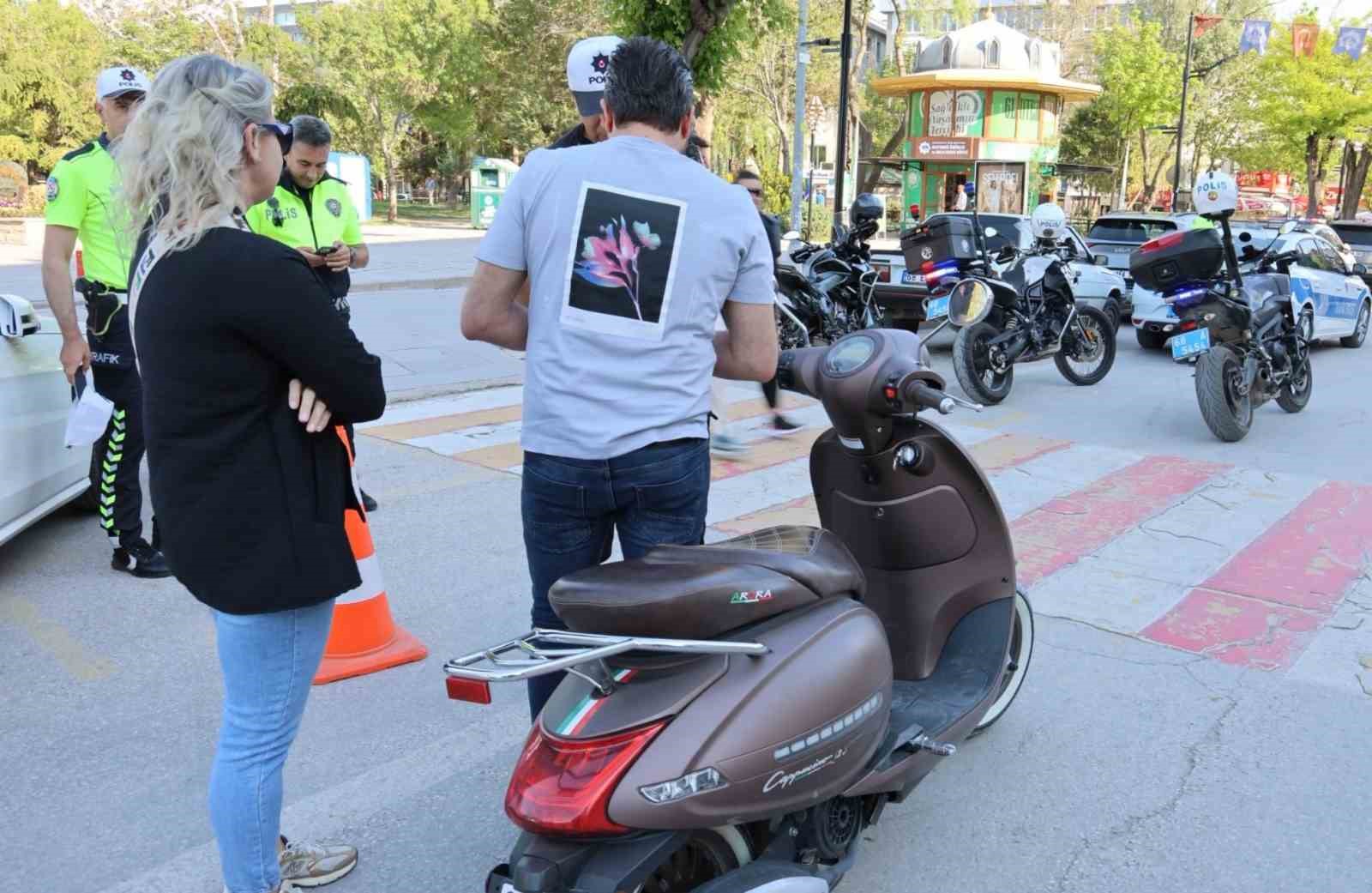 Aksaray’da ehliyetsiz ve kasksız bindiği sigortasız motosikletle polise yakalanan sürücüye