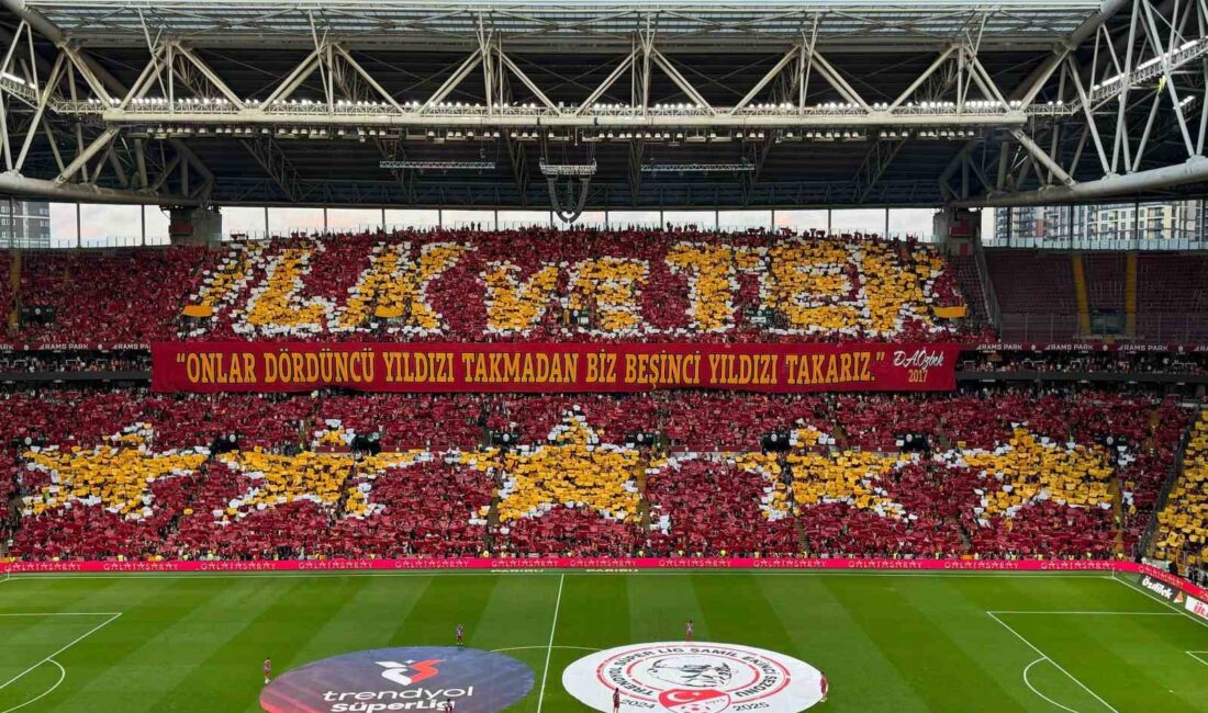 Galatasaray taraftarı, Başakşehir maçı öncesinde tribünde şampiyonluk ve 5. yıldız