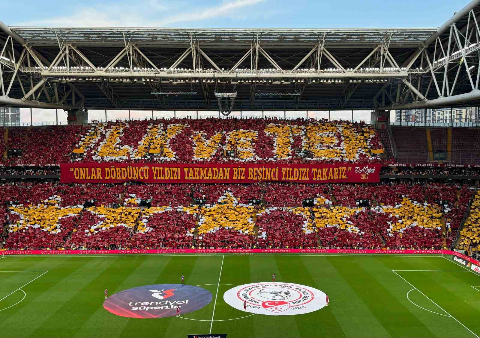 galatasaray taraftarindan sampiyonluga ozel koreografi khTFXzIG