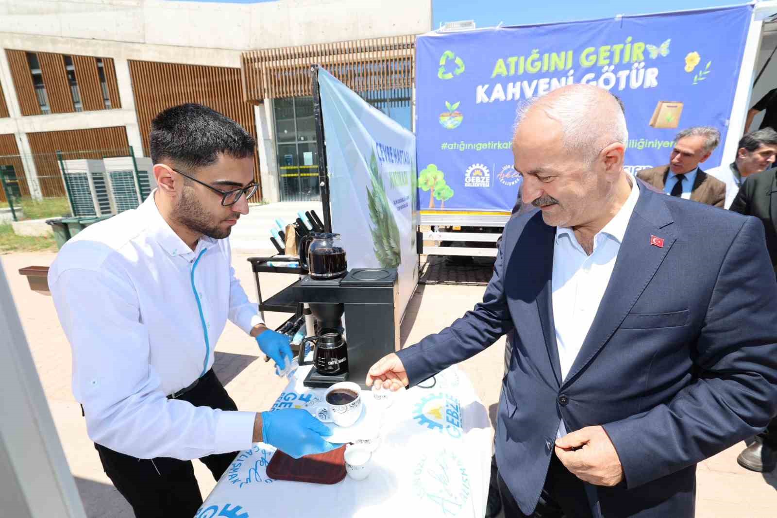 Gebze’de atıklarını getiren öğrenciler, geri dönüşüme katkı sağladıkları için ücretsiz