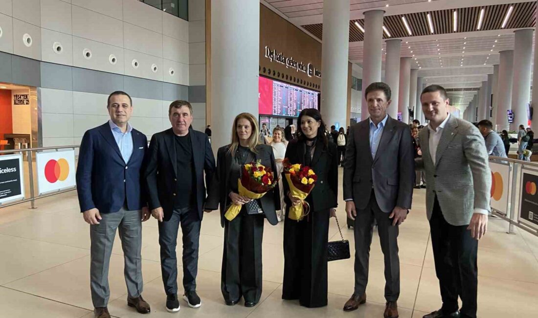 Hagi ile Popescu, İstanbul Havalimanı’nda çiçeklerle karşılandı. Galatasaray’ın efsane futbolcuları