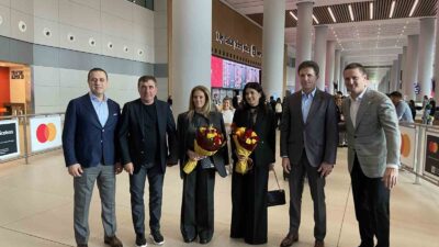 Hagi ile Popescu, İstanbul Havalimanı’nda çiçeklerle karşılandı. Galatasaray’ın efsane futbolcuları