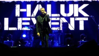 Aydın konserinde sevenleriyle bir araya gelen ünlü sanatçı Haluk Levent,