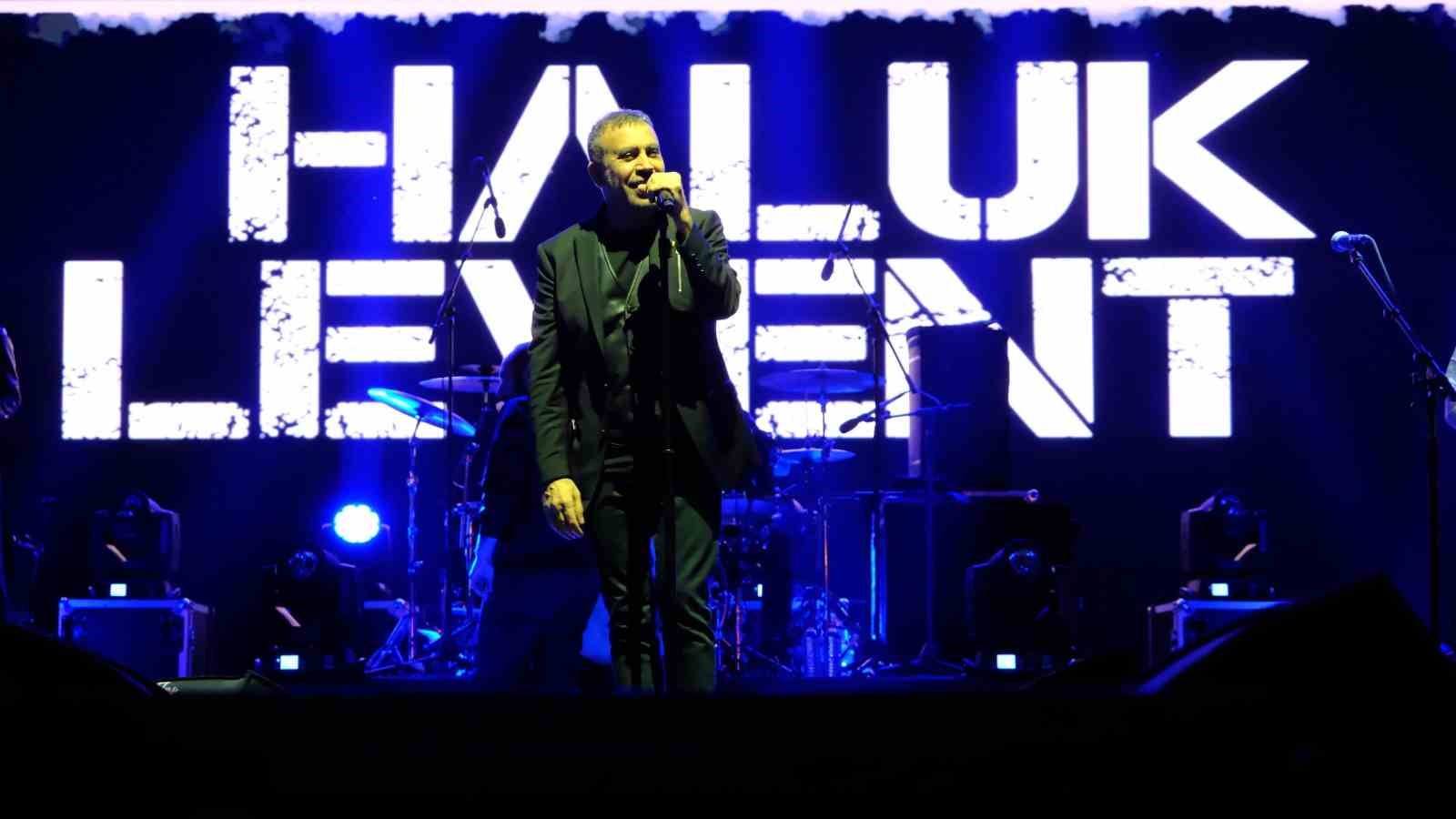 Aydın konserinde sevenleriyle bir araya gelen ünlü sanatçı Haluk Levent,