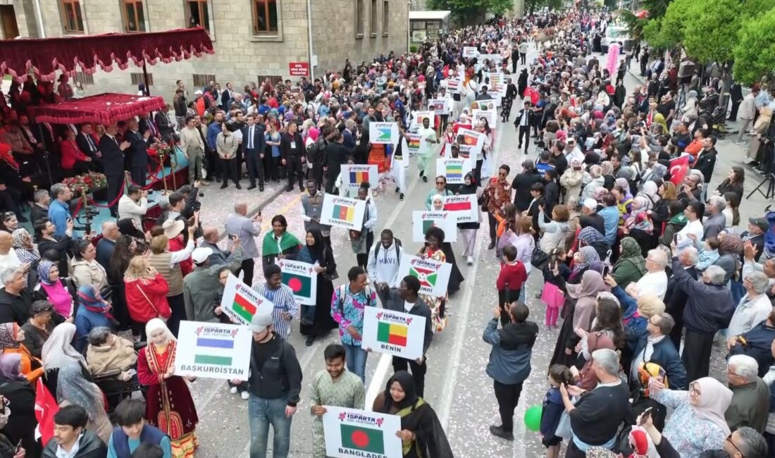 Isparta’da düzenlenen "Uluslararası Gül Festivali", 30’a yakın ülkenin katılımıyla kortej