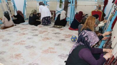Van’daki kilim atölyelerinde kadınlar, unutulmaya yüz tutmuş dokumacılık sanatını sürdürerek