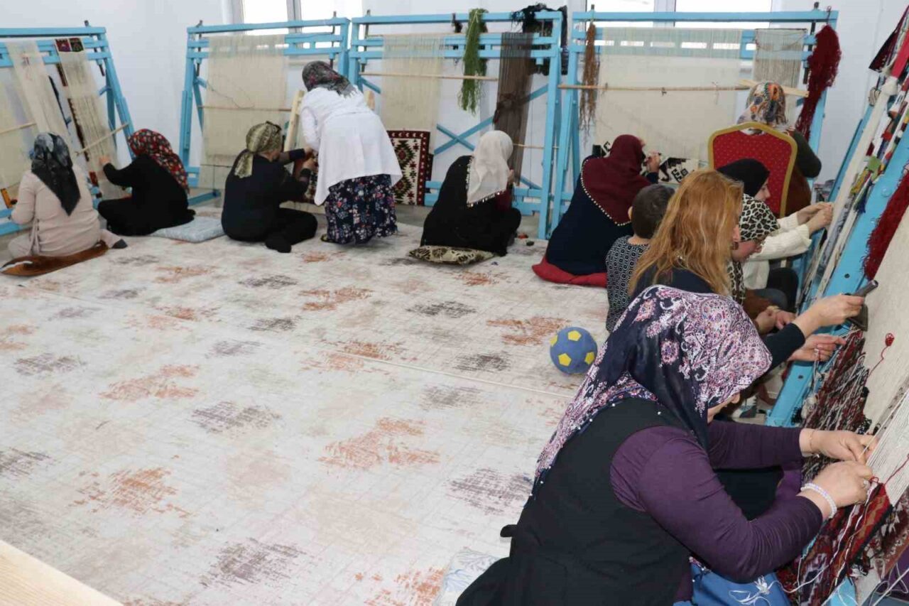 Van’daki kilim atölyelerinde kadınlar, unutulmaya yüz tutmuş dokumacılık sanatını sürdürerek