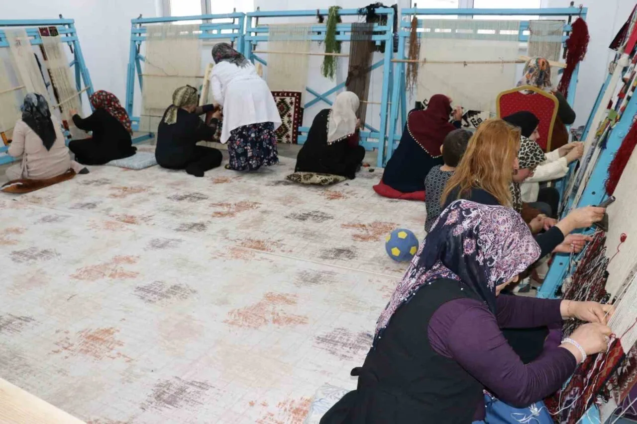 Van’daki kilim atölyelerinde kadınlar, unutulmaya yüz tutmuş dokumacılık sanatını sürdürerek