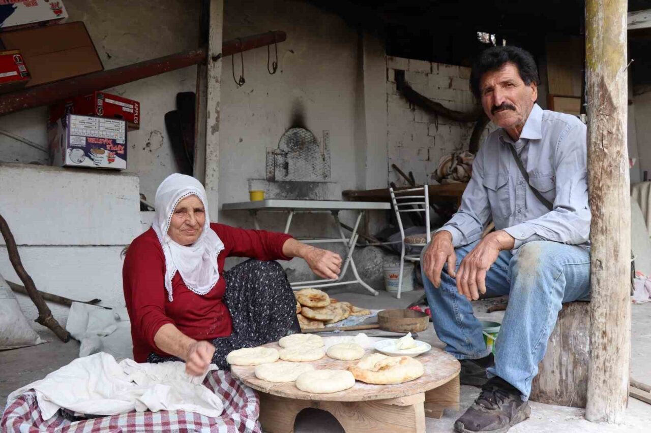 lezzetli ekmekler koy tandirinda pisiyor 446d0659a3d9
