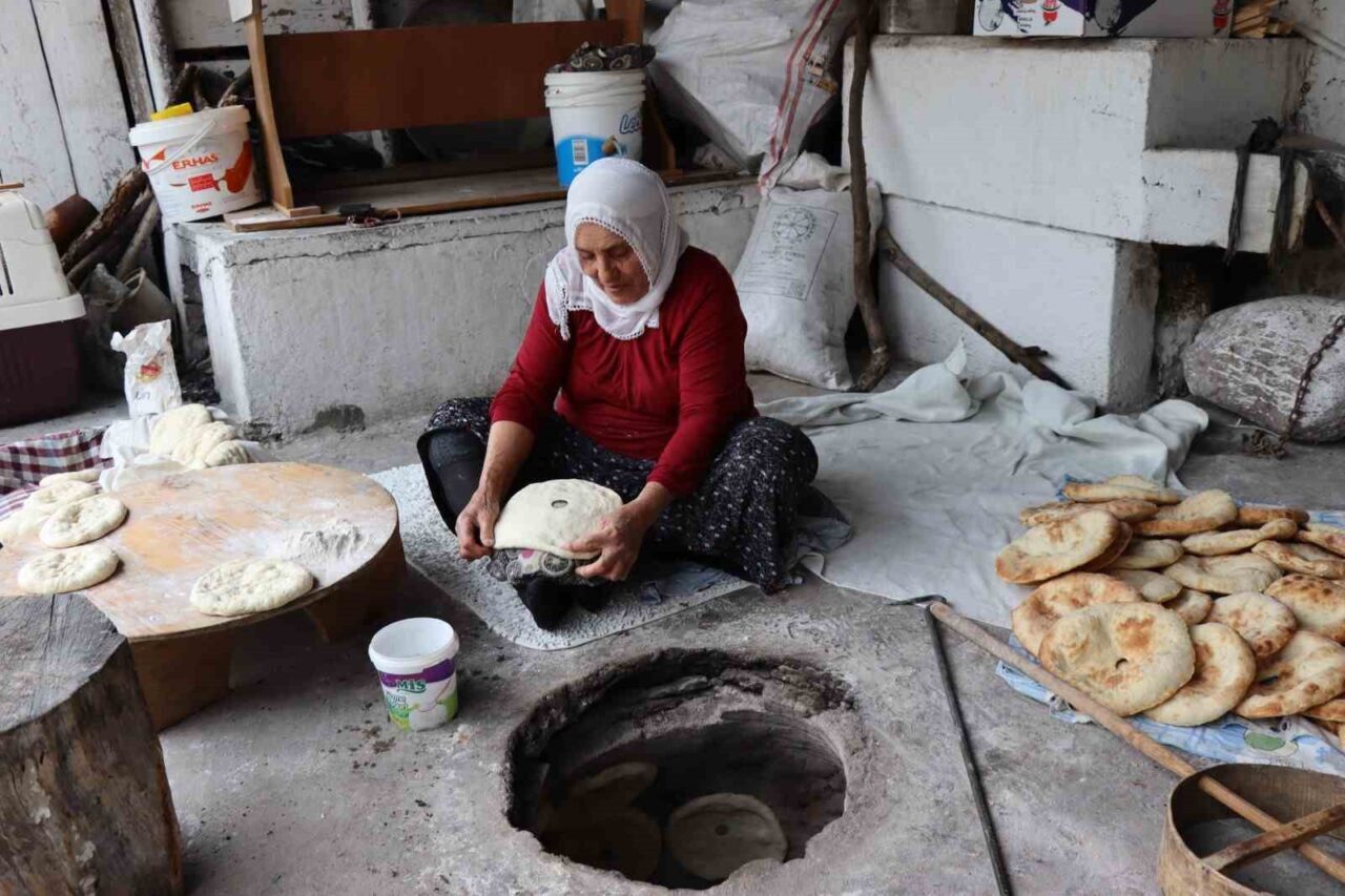lezzetli ekmekler koy tandirinda pisiyor 8c1ceea961b1