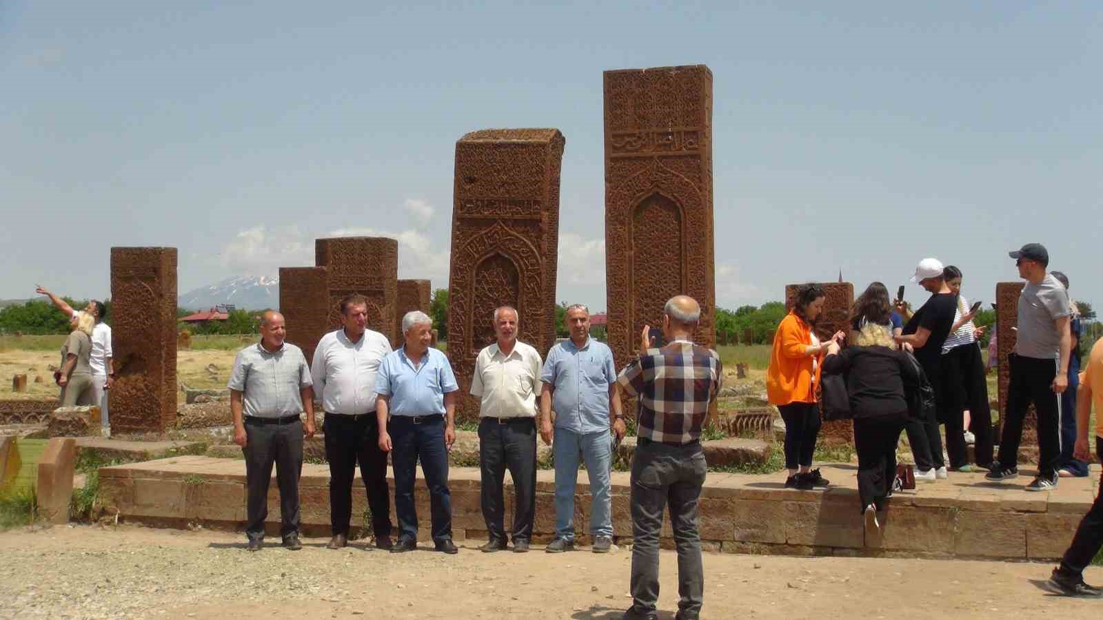 Açık hava müzesi Ahlat’ta Kurban Bayramı yoğunluğu yaşanıyor 1 acik hava muzesi ahlatta kurban bayrami yogunlugu yasaniyor kvIzQRhw