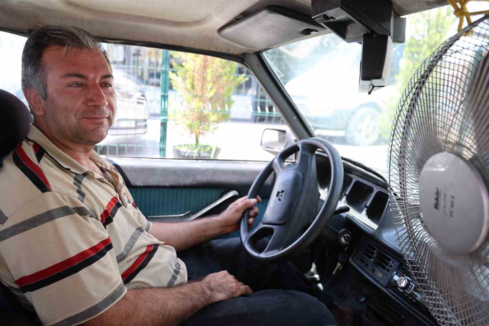 Adana’da Sıcaktan Bunalınca Kendine Has Çözüm Bulan Sürücü