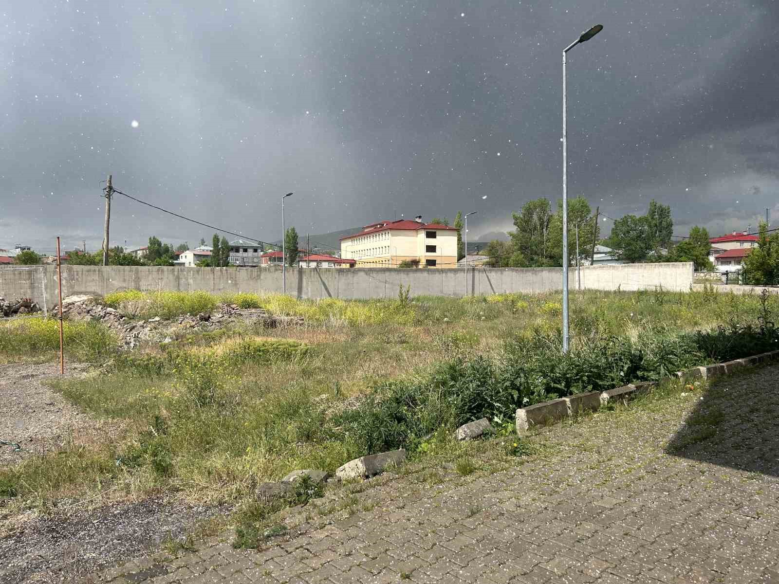 Ağrı'nın Diyadin İlçesinde Aniden Yağan Dolu Yağışı