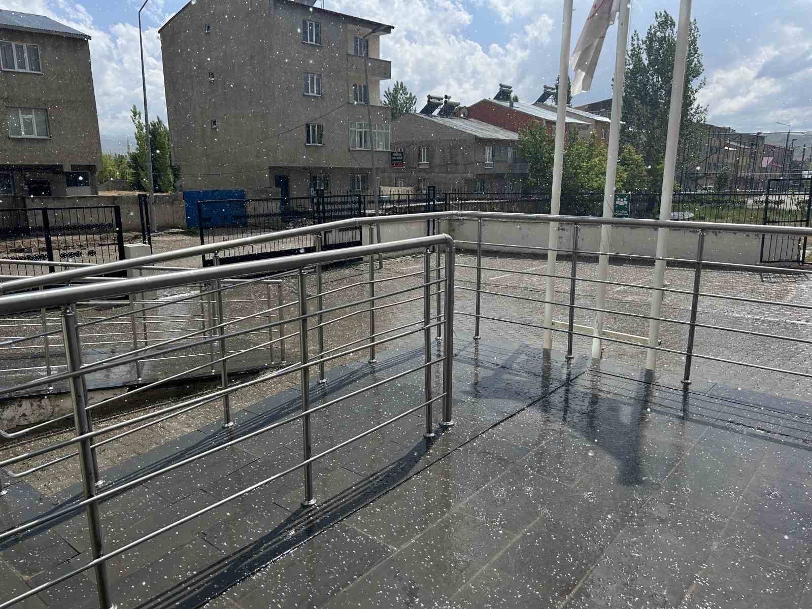Ağrı'nın Diyadin İlçesinde Aniden Yağan Dolu Yağışı