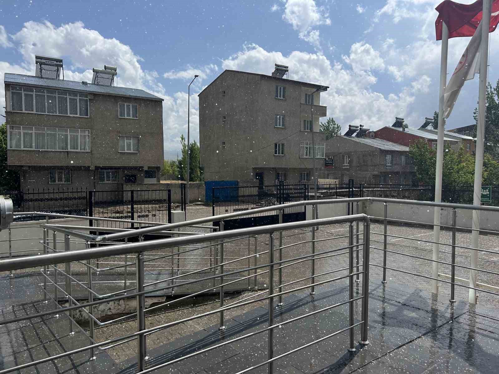 Ağrı'nın Diyadin İlçesinde Aniden Yağan Dolu Yağışı