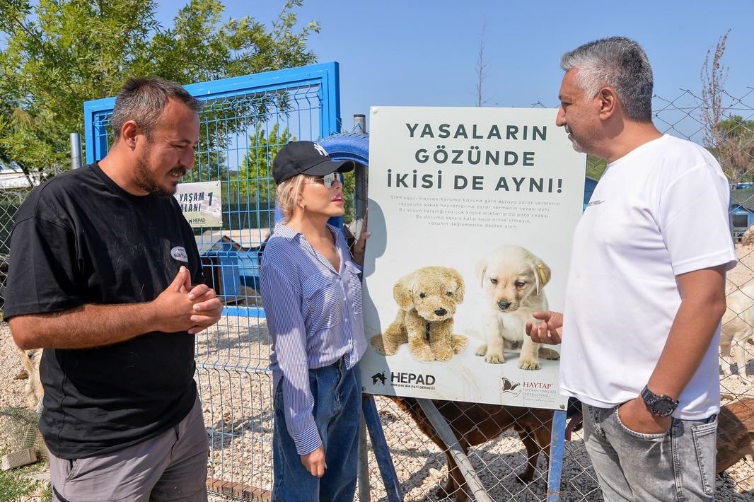 Ajda Pekkan’ın Bursa Ziyareti ve Hayvanseverlerle Birlikte Olması