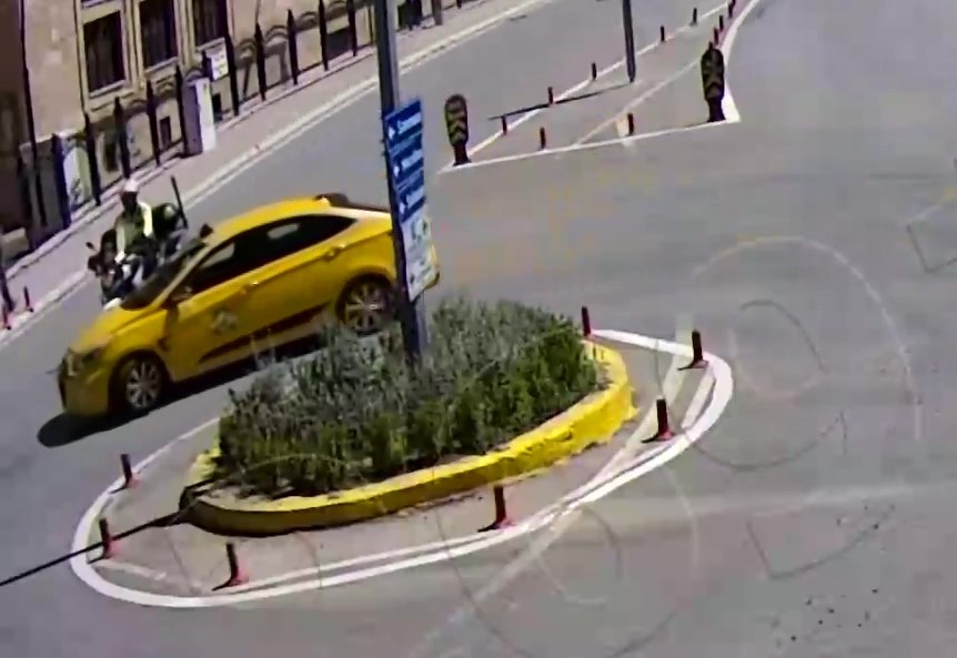 Amasya’da motosikletli polis ve ticari taksi trafikte çarpıştı. Kazanın detayları,