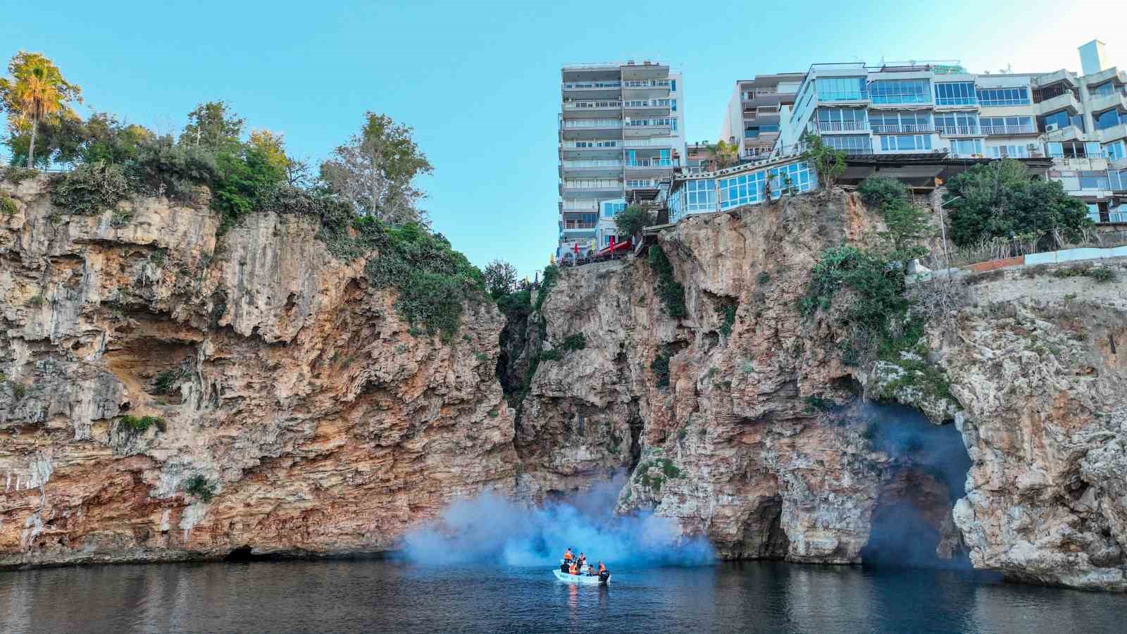 Antalya Büyükşehir Belediyesi, sivrisinek ve haşere ile mücadele çalışmalarını sürdürüyor.