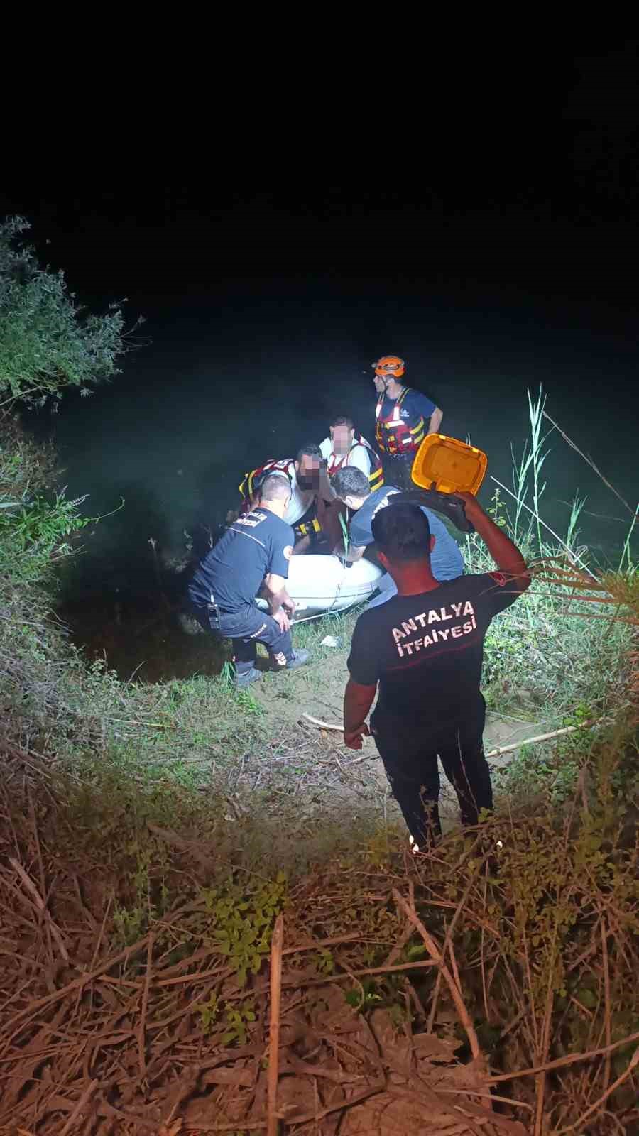 Antalya Manavgat Şelalesi Yakınlarındaki Adacıkta Mahsur Kalan 3 Kişi Kurtarıldı ve Ceza Kesildi