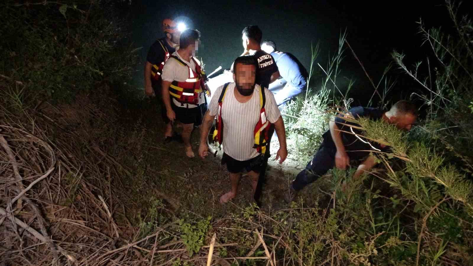 Antalya Manavgat Şelalesi yakınlarındaki adacıkta mahsur kalan 3 kişi kurtarıldı,