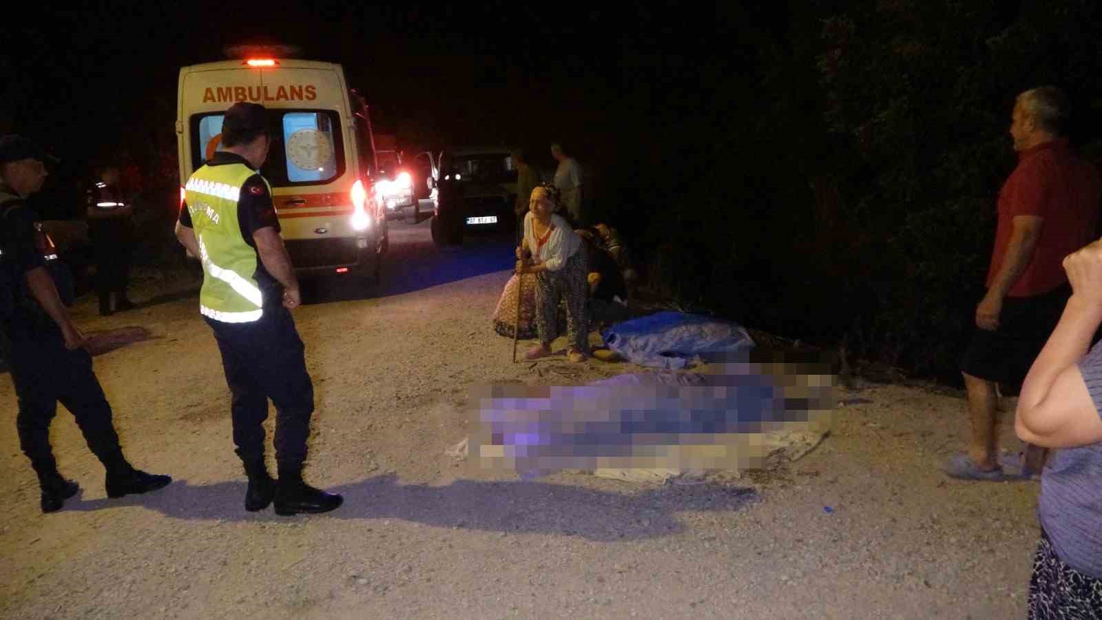 Antalya'nın Manavgat ilçesinde otomobil sulama kanalına devrildi, 2 kişi hayatını