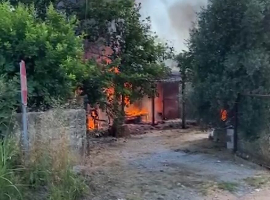 Antalya Serik'te müstakil ev ve park halindeki traktör yangınıyla ilgili