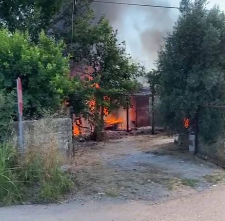 antalya serikte mustakil ev ve park halindeki traktor yangini