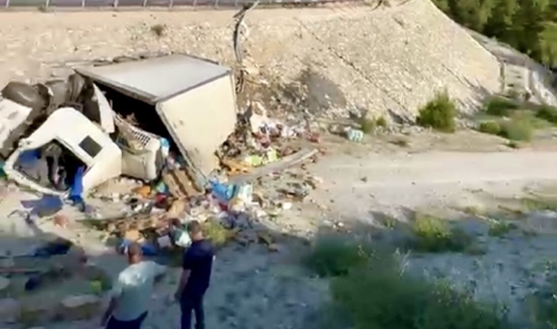 Antalya'da kontrolden çıkan kamyon 5 metre yükseklikten yuvarlandı. Kazanın detayları