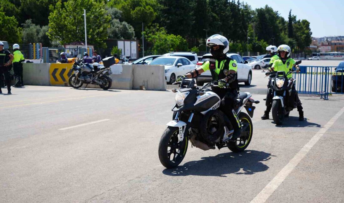 Antalya'da motosikletli polislerin güvenli sürüş eğitimi ve trafik kültürünün geliştirilmesiyle