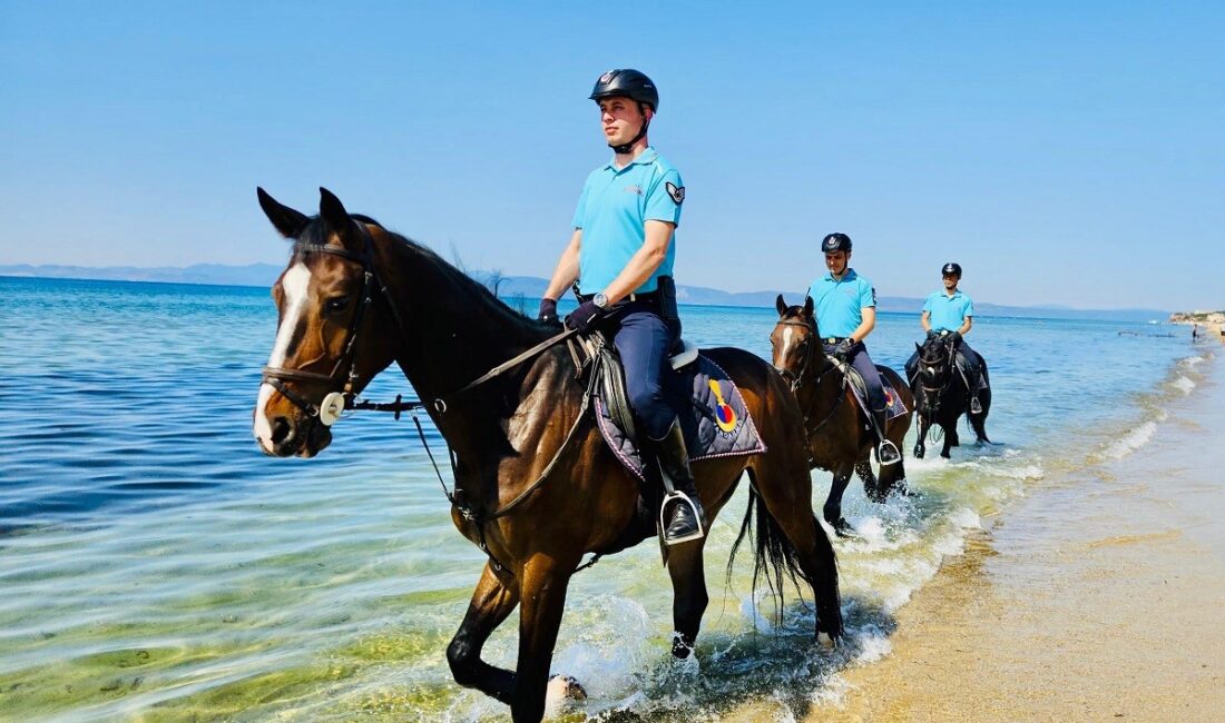 Balıkesir’in Ayvalık ilçesinde, yaz sezonu boyunca vatandaşların güvenliği için atlı
