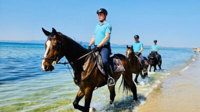 Balıkesir’in Ayvalık ilçesinde, yaz sezonu boyunca vatandaşların güvenliği için atlı