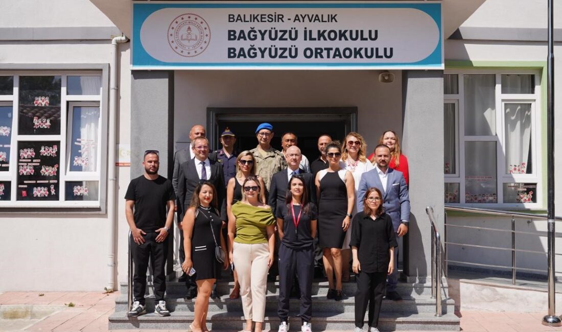 Ayvalık'ta öğrenciler karne sevinciyle coştu. 2024-2025 eğitim öğretim yılı başarıyla