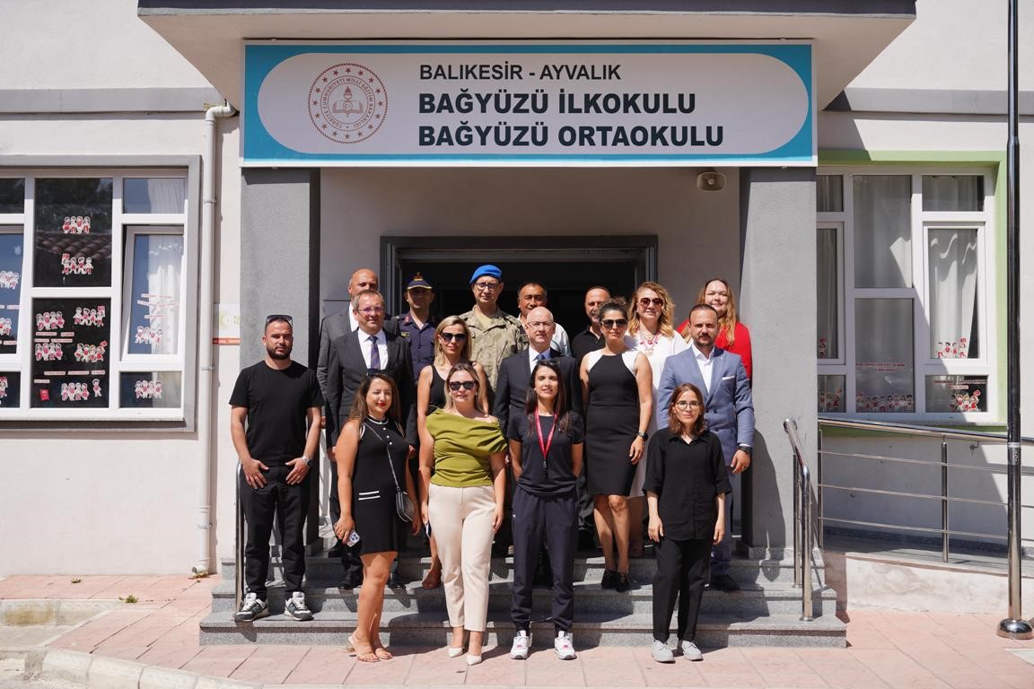 Ayvalık'ta öğrenciler karne sevinciyle coştu. 2024-2025 eğitim öğretim yılı başarıyla