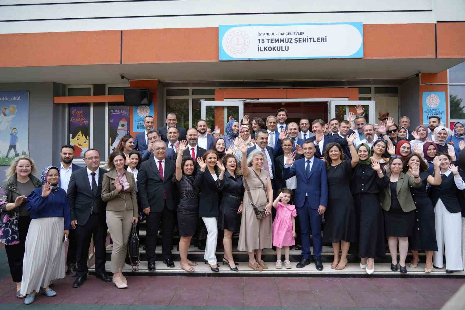 Bahçelievler Belediyesi’nden Öğrencilere Unutulmaz Karnenizi Teslim Heyecanı