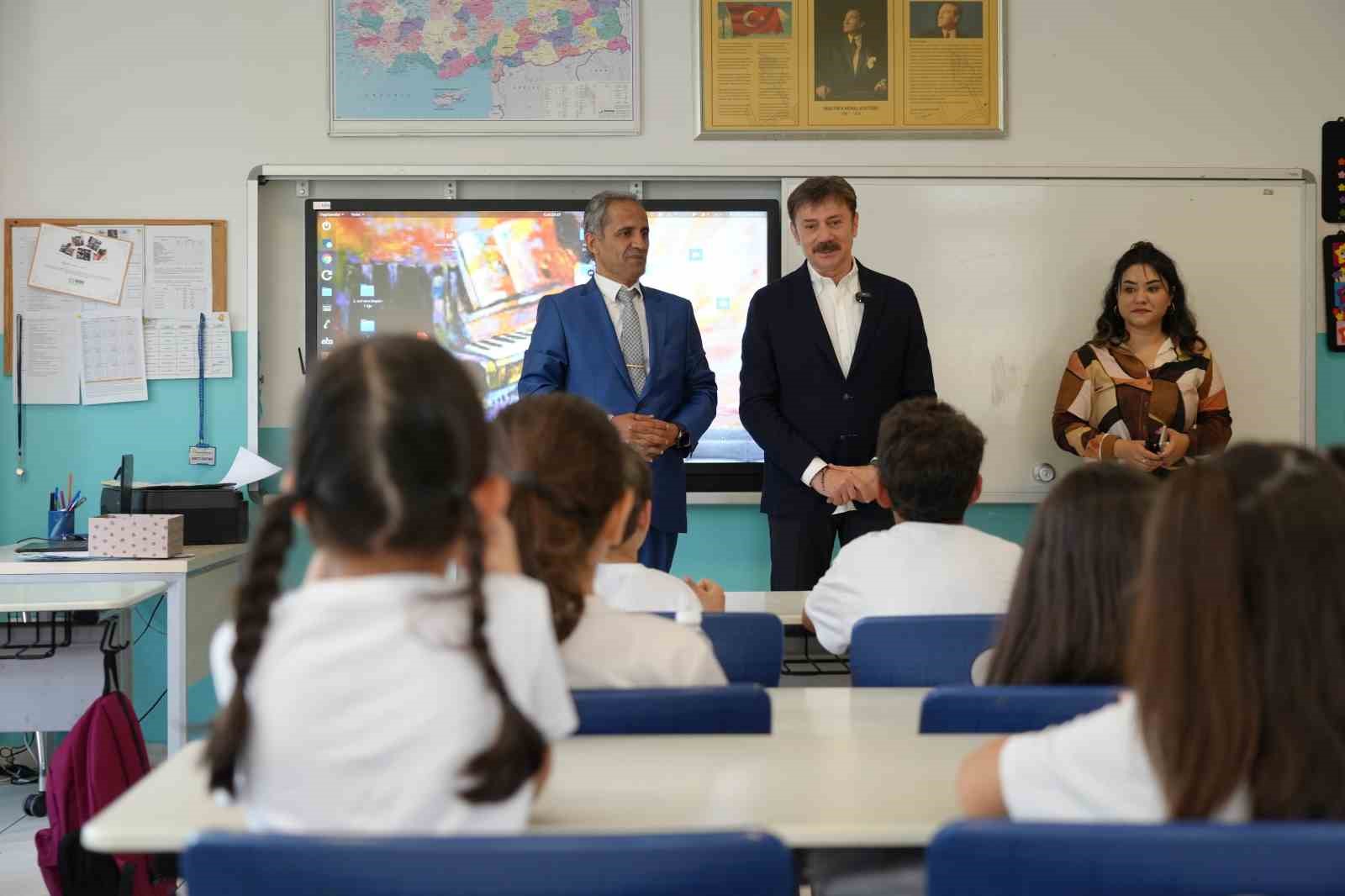 Bahçelievler’de eğitim sevincini paylaşıyor, gençlerle birlikte başarıya ulaşmanın gururunu yaşıyoruz.