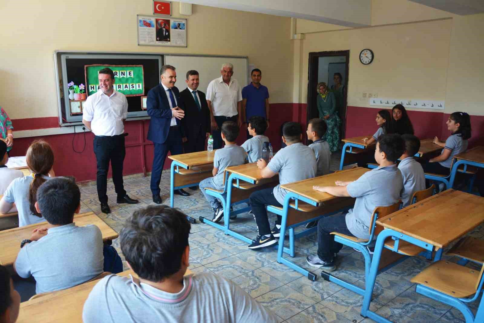 Balıkesir Edremit'te öğrencilerin karne sevinci zaferle taçlandı. Başarı ve mutluluk