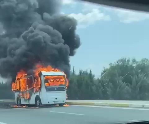 Balıkesir Edremit'te yolcu minibüsü alevlere teslim oldu. Olayın detayları, nedenleri