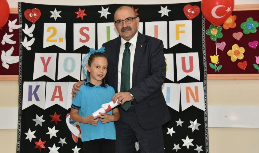 Balıkesir'de karneler heyecanla dağıtıldı! Öğrenciler yaz tatiline hazırlanıyor, başarılarını kutluyor